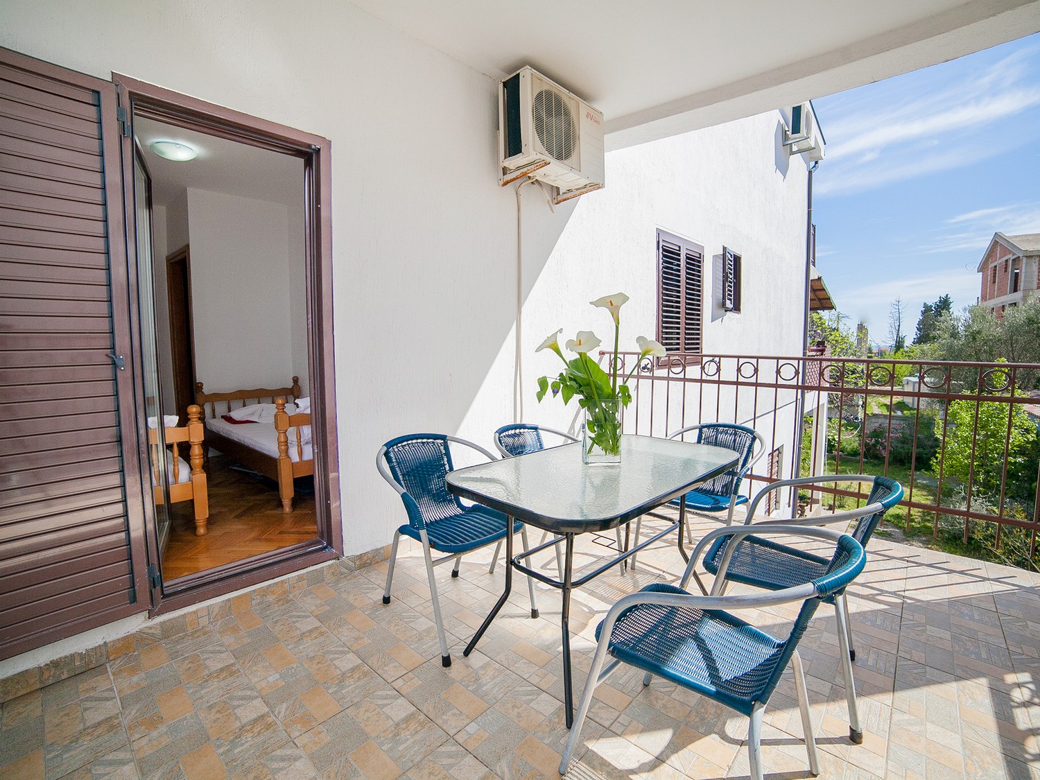 One-Bedroom Apartment with Balcony